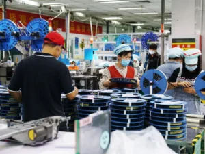 چین پس از ۴ دهه رهبر کارخانه‌داری جهان کنار گذاشته می‌شود