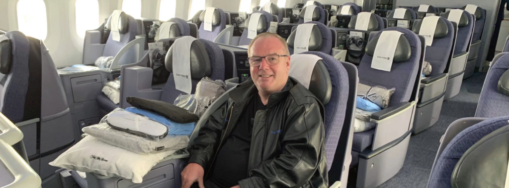 مردی که به لطف بلیط مادام‌لعمر پرواز با هواپیما ۱۰۰ کشور دنیا را دیده است