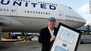 مردی که به لطف بلیط مادام‌لعمر پرواز با هواپیما ۱۰۰ کشور دنیا را دیده است